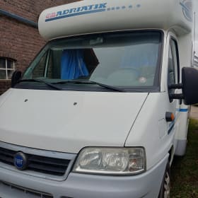 Mooie Adria camper; enkele bedden, airco en grote garage