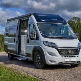 Easy Rider Off the Grid de Luxe nr 1 – Beautiful 3-person camper with automatic transmission and swing-away bicycle rack