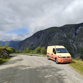 To the 'MOON' and back – Cozy 2p Renault campervan from 2004