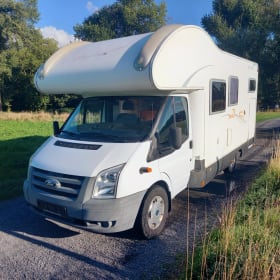 Family camper for 6 people with 2 fixed double beds