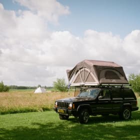 Black Beauty – Jeep Cherokee met Yuna Family rooftoptent