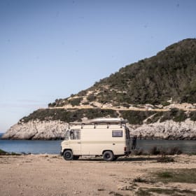 Elton – Elton - from vintage army ambulance to dream camper