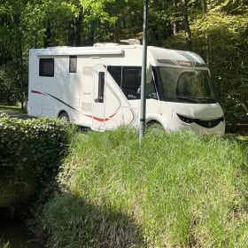 Luxe 4p Challenger camper