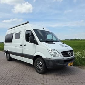 Donny – Avontuurlijke Mercedes camperbus met veel comfort en opbergruimte