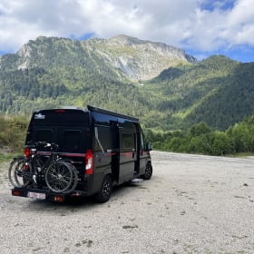 Black Beauty – Luxury Pilote bus camper for 2 persons