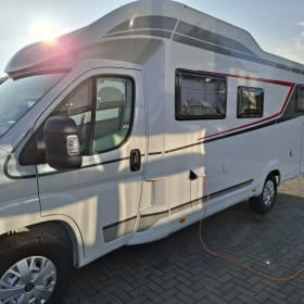 4-pers familie camper, LMC half integraal 2025