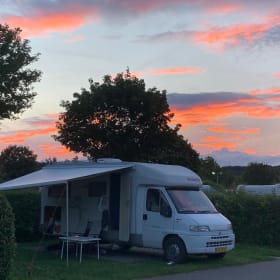 Corné & Joy – Vrijheid, comfort en een vleugje magie – jouw droomcamper wacht op je!