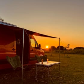 Sehr geräumiges, luxuriöses Off-Grid-Wohnmobil – Freiheit, Komfort und Abenteuer auf Rädern!