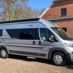 luxe Adria Twin 640 Platinum buscamper | Lengtebedden | 165 pk