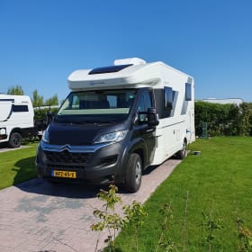 Enjoy our compact, young and luxurious camper (2021)