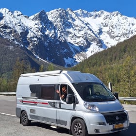 Maak een mooie reis met onze 3 persoons  Adria Twin Supreme  uit 2012