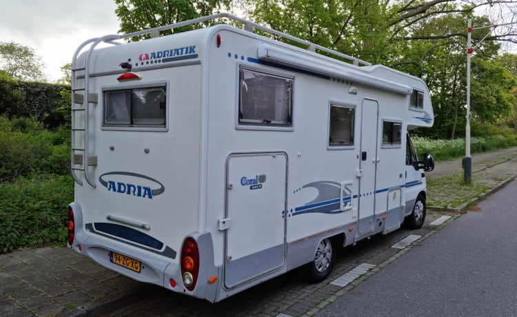 Zeer luxe en ruime 4 persoons Alkoof camper met 2 vaste ruime bedden