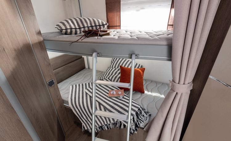 Nieuwe (2022) ruime camper met Kingsize Hefbed - Chausson 720, model 2022  