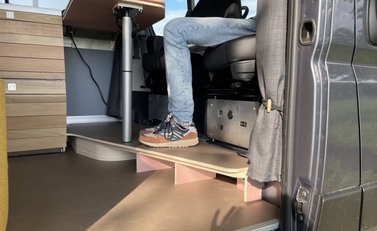 Roze Roadtripper – Compacte modulaire buscamper voor 2 personen 