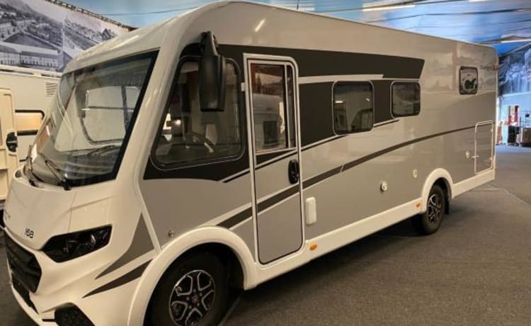 7 – Luxe, riante automaat camper met enkele bedden!