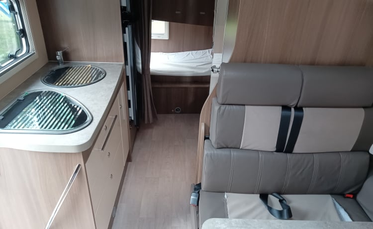 We beginnen met een prachtige Camper Chausson met schuine daken voor 6 personen!