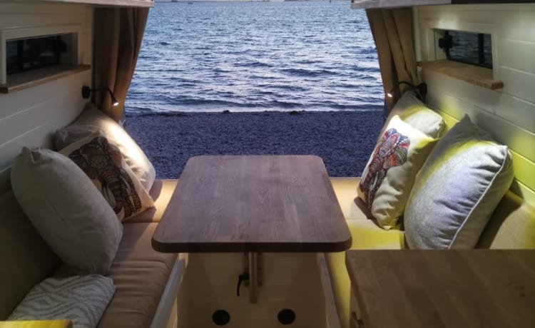 Simon – 4 persoons Volkswagen Crafter luxe campervan