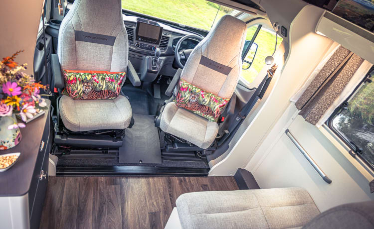 Swifty  – Luxury 4 berth Ford , Swift Voyager 494 from 2024