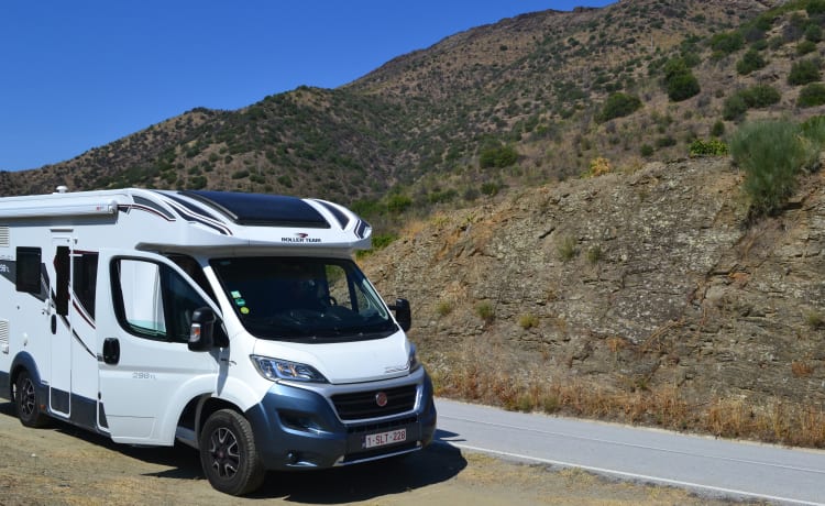 Familien-Wohnmobil wartet auf Familie, um gemeinsam Europa zu entdecken