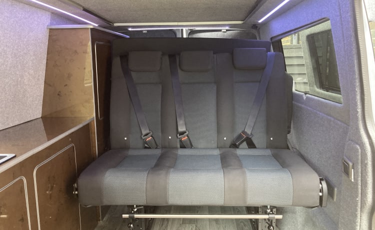 Van de maison  – VW T5 6 seats 4 berth plus 2 in awning 