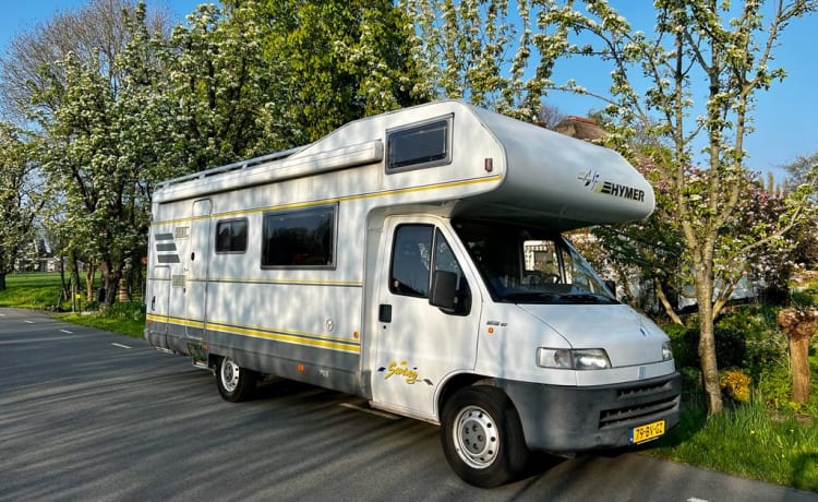 Ruime 6p Hymer met stapelbed, opbergruimte en fietsendrager