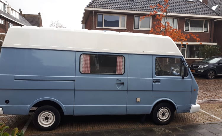 Nice Volkswagen bus camper, ready for adventure!