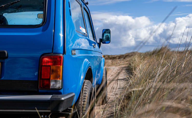 Pjotr – Lada Niva 4x4 with roof tent