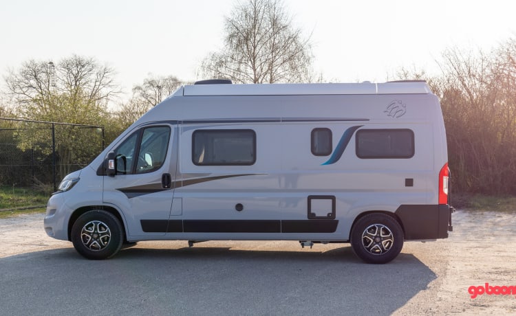 New Knaus Boxstar Street 600 160 HP with pop-up roof