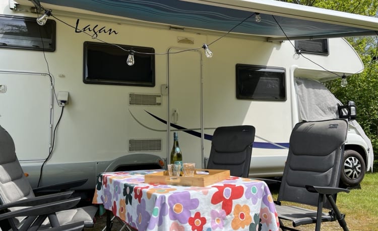 McLouis – Camping-car alcôve McLouis soigné pour 6 personnes avec lits superposés