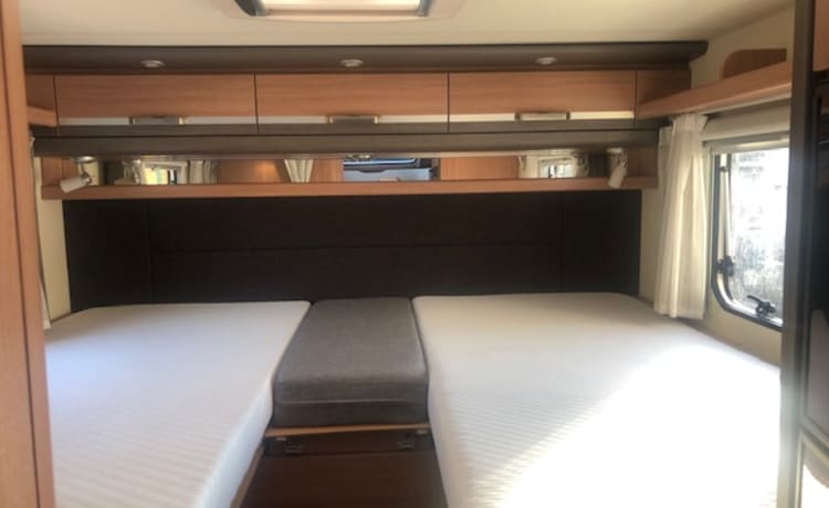 Fully equipped 4p camper Knaus 700MEG, length beds, pull-down bed