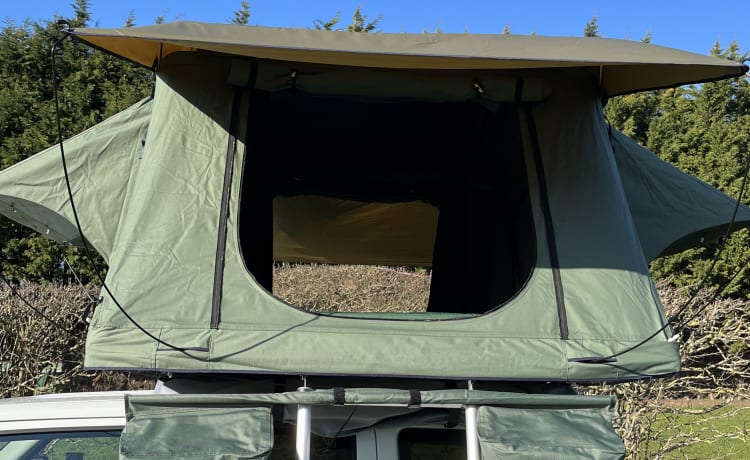 Avventura in tenda da tetto con Jeep Patriot e tenda da tetto Thule