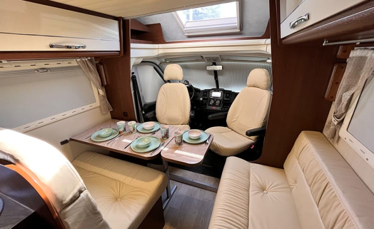 4p Luxe & ruime halfintegraal camper uit 2014