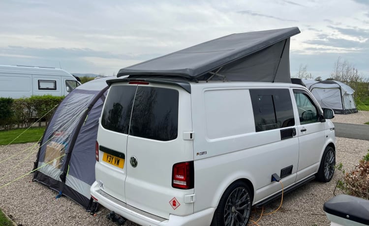 Cooper – Luxus Volkswagen Transporter POP TOP mit 4 Schlafplätzen und Markise