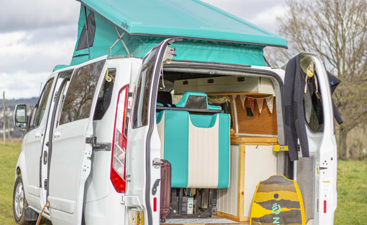 Kit – Huur Kit de campervan met op maat gemaakt interieur