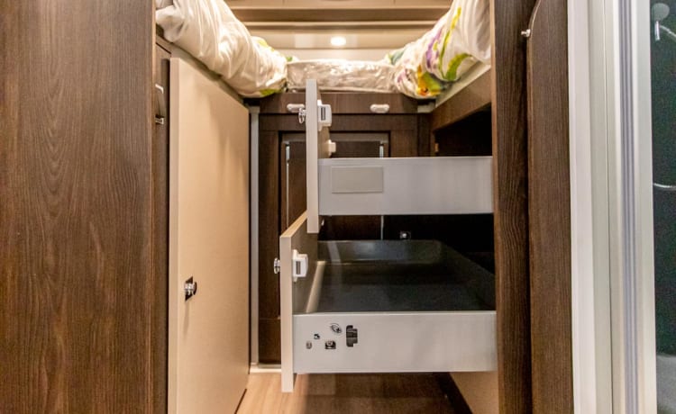 Splinternieuwe luxe camper 4p Benimar Cocoon 468 semi-integrated uit 2023