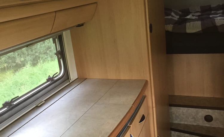 Traveler – Strong family camper for 6 people on B driving license with towbar and garage!