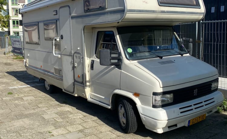 Spacious camper 5 people with 3 bicycle carriers