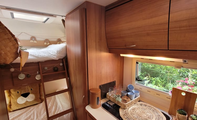 Pluk  – Super cozy 6-person camper! Still available in July :)