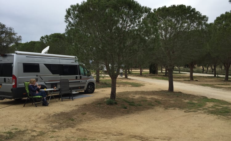 Découvrez la liberté avec notre magnifique camping-car 2 personnes.