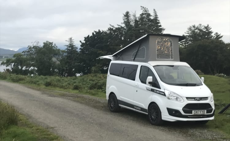 Kizzy..  – Campervan Ford Custom 2017 blanc avec toit ouvrant.