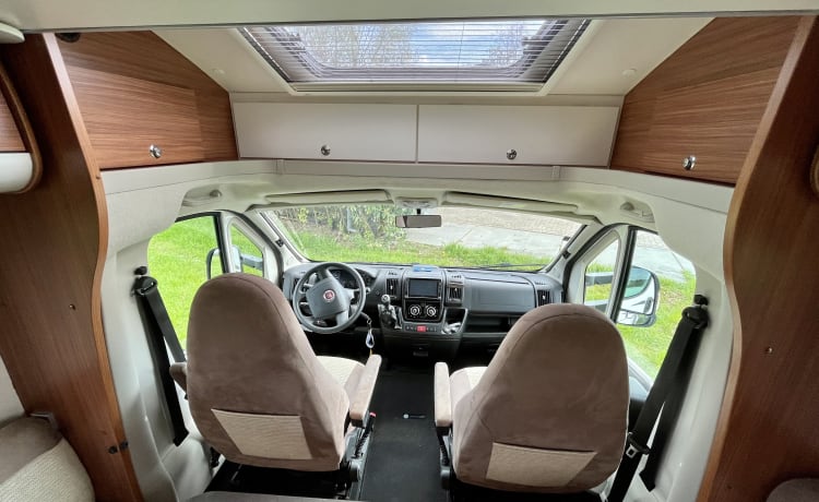 Camping-car semi-intégral Adria Matrix 680 SP pour 5 personnes