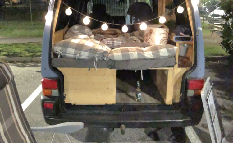 Bluebulli – Liebevoll ausgebauter VW T4 der Bock aufs reisen hat.