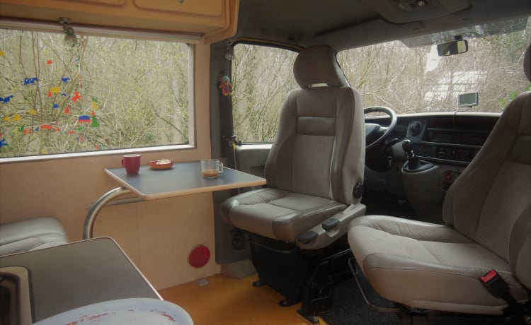 Camping-car confortable pour deux personnes, se conduit comme une voiture de tourisme