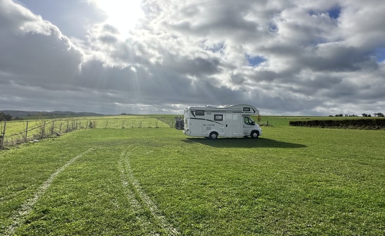 Moby – Abenteuerlicher und VOLLSTÄNDIG ausgestatteter Camper + Sonnenmarkise + Klimaanlage