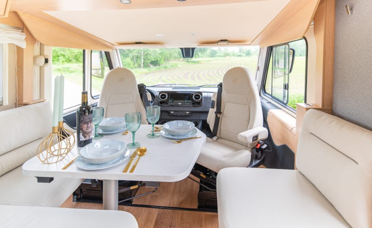 Ga op avontuur met deze luxueuze Mercedes-Benz mobilhome uit 2022!