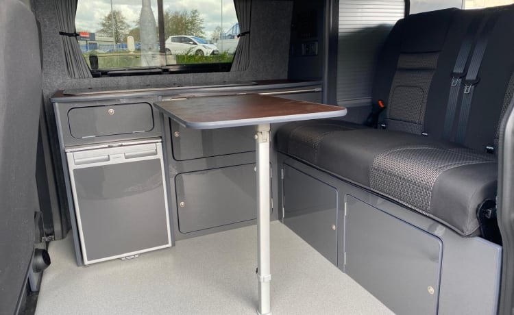 KR fleet Camper Hire – 4-persoons Volkswagen campervan uit 2022