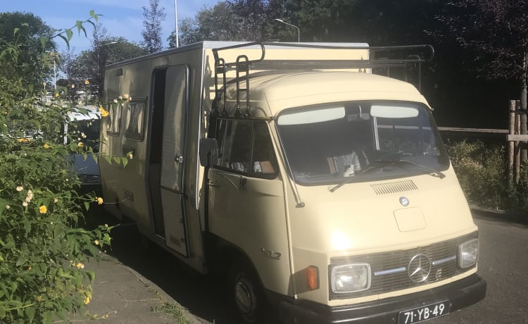 2p Mercedes-Benz bus uit 1975