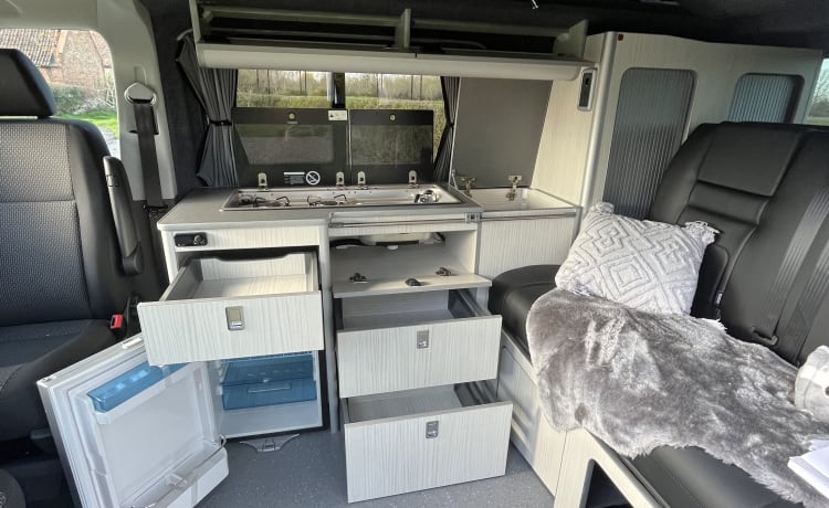 ETHEL – 2023 AUTOMATIQUE VOLKSWAGEN T6.1 CAMPING-VAN DE LUXE HAUTE SPÉCIFICATIONS