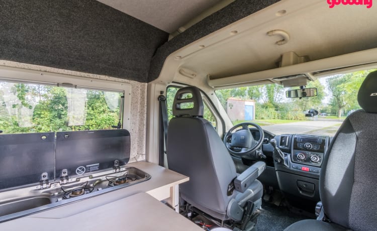 Camping-car Peugeot Boxer L1H2, parfait pour une escapade rapide.