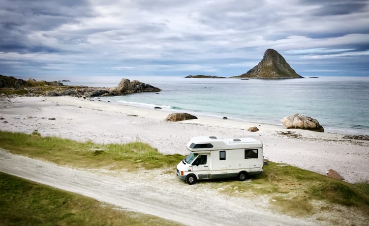 Frischer VW Camper herumsitzen! (4 Personen Alkoven)